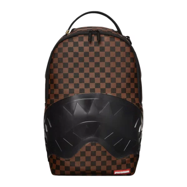 Scopri lo zaino Sprayground nella versione marrone "Clear Rubber Sharks in Paris DLXSV", un accessorio di tendenza che unisce design audace e funzionalità superiore. Con il suo logo frontale in gomma trasparente, questo zaino è pensato per chi ama farsi notare senza compromettere la praticità. Caratteristiche Principali Design Unico: La grafica esclusiva "Clear Rubber Sharks in Paris DLXSV" e il logo frontale in gomma trasparente conferiscono un look distintivo. Materiale Durevole: Realizzato in eco-pelle resistente all'acqua, garantisce longevità e resistenza anche nelle condizioni più avverse. Organizzazione Intelligente: Include una tasca frontale con zip logata, tasche laterali e una tasca superiore separata per occhiali da sole in velour con cerniera logata. Comfort Ergonomico: Il retro presenta uno scomparto con imbottitura ergonomica in rete e una tasca nascosta con zip per maggiore sicurezza e comodità. Funzionalità Aggiuntiva: Le tracolle regolabili si adattano a tutte le taglie, mentre il manicotto posteriore consente di collegare il bagaglio a mano. Il manico superiore con placca "Sprayground Authentic" in metallo completa il design. Dettagli del Prodotto Dimensioni: 46 cm x 15 cm x 29 cm Materiale: Tessuto resistente all'acqua in similpelle Interno: Scomparto separato per laptop Tasca con zip Scomparto in rete Tasche: Tasca frontale con zip Tasche laterali Tasca segreta con zip Fodera ergonomica in rete Porta il tuo stile al livello successivo con lo zaino Sprayground "Clear Rubber Sharks in Paris DLXSV", perfetto per chi cerca un mix di eleganza, funzionalità e originalità.